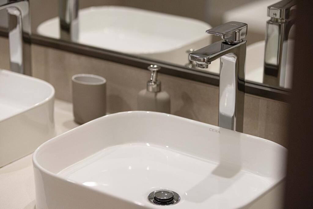 Chic 2 Bed Near Trade Centre With 5 Star Amenities Apartment Dubai Bagian luar foto